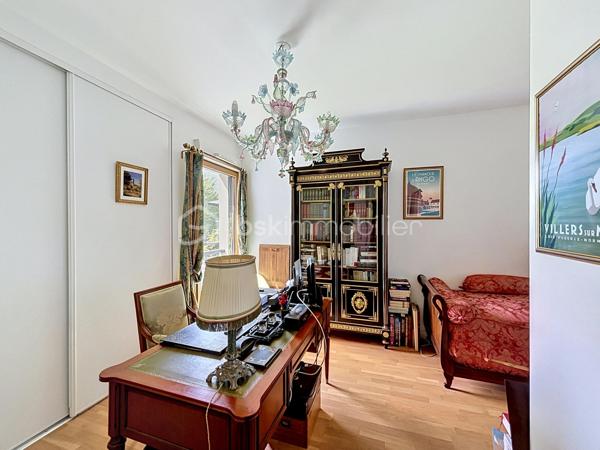 Au sein d'un environnement privilégié au charme bucolique et verdoyant, découvrez cet appartement confortable, offrant un équilibre parfait entre sérénité et proximité des commerces.
Il se compose comme suit : une entrée munie de placards intégrés, une première chambre, un double séjour lumineux offrant un espace de vie confortable, avec un accès sur le balcon-terrasse qui bénéficie d'une vue dégagée sur la nature sans aucun vis à vis, une cuisine séparée avec une porte fenêtre communiquant également sur le balcon-terrasse, une seconde chambre agréable, et une salle de bain. Cette distribution harmonieuse et moderne offre un confort optimal et vous permettra un sentiment d'évasion et de sérénité pour une tranquillité au quotidien.
Deux places de parking privatives et deux caves complètent cette prestation de grande qualité.
Cette résidence parfaitement entretenue et sécurisée, dispose d'un accès PMR, d'un ascenseur et d'un interphone.
N'hésitez pas à me contacter pour découvrir cette opportunité aux prestations rares sur ce secteur.