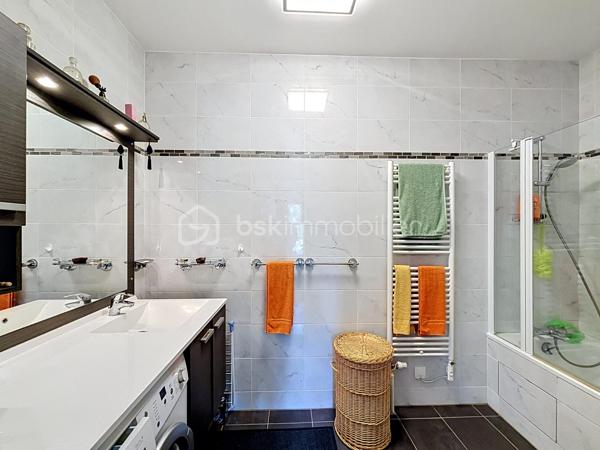 Au sein d'un environnement privilégié au charme bucolique et verdoyant, découvrez cet appartement confortable, offrant un équilibre parfait entre sérénité et proximité des commerces.
Il se compose comme suit : une entrée munie de placards intégrés, une première chambre, un double séjour lumineux offrant un espace de vie confortable, avec un accès sur le balcon-terrasse qui bénéficie d'une vue dégagée sur la nature sans aucun vis à vis, une cuisine séparée avec une porte fenêtre communiquant également sur le balcon-terrasse, une seconde chambre agréable, et une salle de bain. Cette distribution harmonieuse et moderne offre un confort optimal et vous permettra un sentiment d'évasion et de sérénité pour une tranquillité au quotidien.
Deux places de parking privatives et deux caves complètent cette prestation de grande qualité.
Cette résidence parfaitement entretenue et sécurisée, dispose d'un accès PMR, d'un ascenseur et d'un interphone.
N'hésitez pas à me contacter pour découvrir cette opportunité aux prestations rares sur ce secteur.
