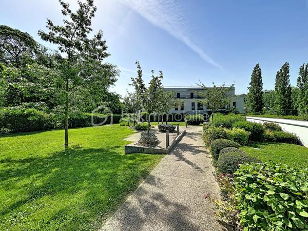 Au sein d'un environnement privilégié au charme bucolique et verdoyant, découvrez cet appartement confortable, offrant un équilibre parfait entre sérénité et proximité des commerces.
Il se compose comme suit : une entrée munie de placards intégrés, une première chambre, un double séjour lumineux offrant un espace de vie confortable, avec un accès sur le balcon-terrasse qui bénéficie d'une vue dégagée sur la nature sans aucun vis à vis, une cuisine séparée avec une porte fenêtre communiquant également sur le balcon-terrasse, une seconde chambre agréable, et une salle de bain. Cette distribution harmonieuse et moderne offre un confort optimal et vous permettra un sentiment d'évasion et de sérénité pour une tranquillité au quotidien.
Deux places de parking privatives et deux caves complètent cette prestation de grande qualité.
Cette résidence parfaitement entretenue et sécurisée, dispose d'un accès PMR, d'un ascenseur et d'un interphone.
N'hésitez pas à me contacter pour découvrir cette opportunité aux prestations rares sur ce secteur.
