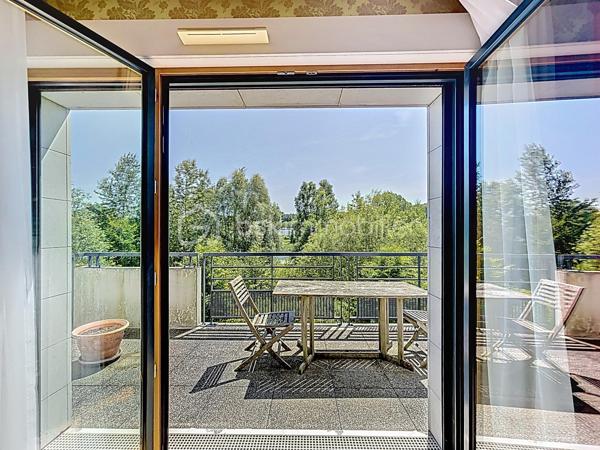 Au sein d'un environnement privilégié au charme bucolique et verdoyant, découvrez cet appartement confortable, offrant un équilibre parfait entre sérénité et proximité des commerces.
Il se compose comme suit : une entrée munie de placards intégrés, une première chambre, un double séjour lumineux offrant un espace de vie confortable, avec un accès sur le balcon-terrasse qui bénéficie d'une vue dégagée sur la nature sans aucun vis à vis, une cuisine séparée avec une porte fenêtre communiquant également sur le balcon-terrasse, une seconde chambre agréable, et une salle de bain. Cette distribution harmonieuse et moderne offre un confort optimal et vous permettra un sentiment d'évasion et de sérénité pour une tranquillité au quotidien.
Deux places de parking privatives et deux caves complètent cette prestation de grande qualité.
Cette résidence parfaitement entretenue et sécurisée, dispose d'un accès PMR, d'un ascenseur et d'un interphone.
N'hésitez pas à me contacter pour découvrir cette opportunité aux prestations rares sur ce secteur.