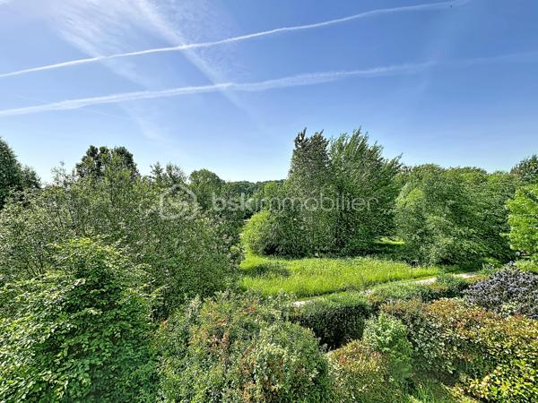 Au sein d'un environnement privilégié au charme bucolique et verdoyant, découvrez cet appartement confortable, offrant un équilibre parfait entre sérénité et proximité des commerces.
Il se compose comme suit : une entrée munie de placards intégrés, une première chambre, un double séjour lumineux offrant un espace de vie confortable, avec un accès sur le balcon-terrasse qui bénéficie d'une vue dégagée sur la nature sans aucun vis à vis, une cuisine séparée avec une porte fenêtre communiquant également sur le balcon-terrasse, une seconde chambre agréable, et une salle de bain. Cette distribution harmonieuse et moderne offre un confort optimal et vous permettra un sentiment d'évasion et de sérénité pour une tranquillité au quotidien.
Deux places de parking privatives et deux caves complètent cette prestation de grande qualité.
Cette résidence parfaitement entretenue et sécurisée, dispose d'un accès PMR, d'un ascenseur et d'un interphone.
N'hésitez pas à me contacter pour découvrir cette opportunité aux prestations rares sur ce secteur.