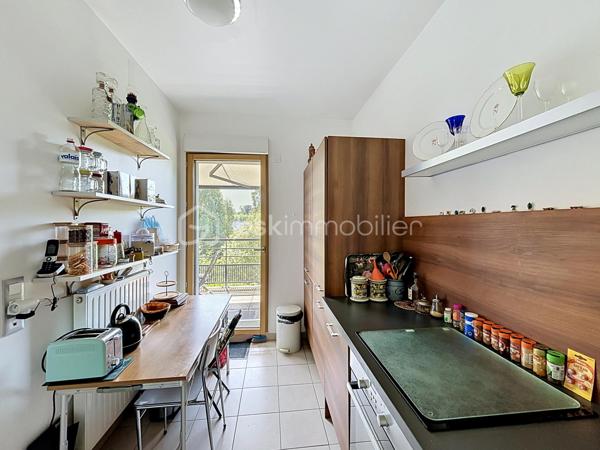 Au sein d'un environnement privilégié au charme bucolique et verdoyant, découvrez cet appartement confortable, offrant un équilibre parfait entre sérénité et proximité des commerces.
Il se compose comme suit : une entrée munie de placards intégrés, une première chambre, un double séjour lumineux offrant un espace de vie confortable, avec un accès sur le balcon-terrasse qui bénéficie d'une vue dégagée sur la nature sans aucun vis à vis, une cuisine séparée avec une porte fenêtre communiquant également sur le balcon-terrasse, une seconde chambre agréable, et une salle de bain. Cette distribution harmonieuse et moderne offre un confort optimal et vous permettra un sentiment d'évasion et de sérénité pour une tranquillité au quotidien.
Deux places de parking privatives et deux caves complètent cette prestation de grande qualité.
Cette résidence parfaitement entretenue et sécurisée, dispose d'un accès PMR, d'un ascenseur et d'un interphone.
N'hésitez pas à me contacter pour découvrir cette opportunité aux prestations rares sur ce secteur.