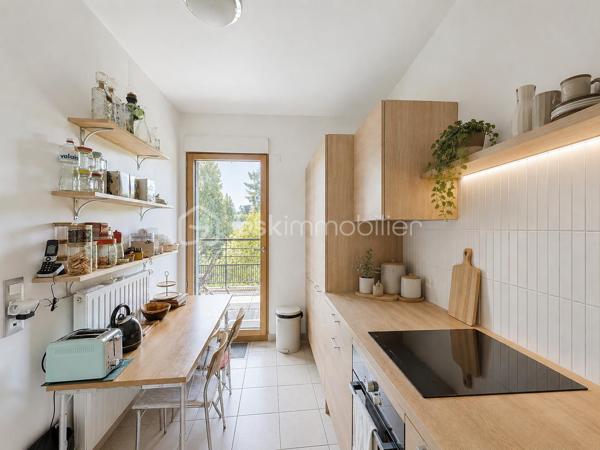 Au sein d'un environnement privilégié au charme bucolique et verdoyant, découvrez cet appartement confortable, offrant un équilibre parfait entre sérénité et proximité des commerces.
Il se compose comme suit : une entrée munie de placards intégrés, une première chambre, un double séjour lumineux offrant un espace de vie confortable, avec un accès sur le balcon-terrasse qui bénéficie d'une vue dégagée sur la nature sans aucun vis à vis, une cuisine séparée avec une porte fenêtre communiquant également sur le balcon-terrasse, une seconde chambre agréable, et une salle de bain. Cette distribution harmonieuse et moderne offre un confort optimal et vous permettra un sentiment d'évasion et de sérénité pour une tranquillité au quotidien.
Deux places de parking privatives et deux caves complètent cette prestation de grande qualité.
Cette résidence parfaitement entretenue et sécurisée, dispose d'un accès PMR, d'un ascenseur et d'un interphone.
N'hésitez pas à me contacter pour découvrir cette opportunité aux prestations rares sur ce secteur.