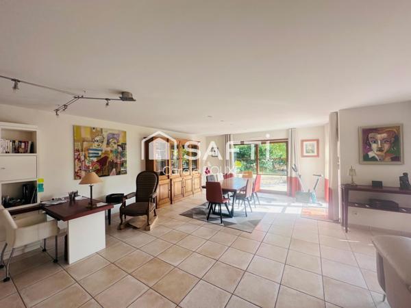Maison d'env. 170M2 de 2003 sur 3 niveaux avec 5 chambres, 2 salles de bain, 2 wc, 1 garage, 1 buanderie, 1 jardin sur un terrain d'environ 500M2