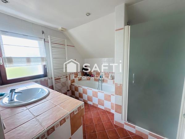 Maison d'env. 170M2 de 2003 sur 3 niveaux avec 5 chambres, 2 salles de bain, 2 wc, 1 garage, 1 buanderie, 1 jardin sur un terrain d'environ 500M2