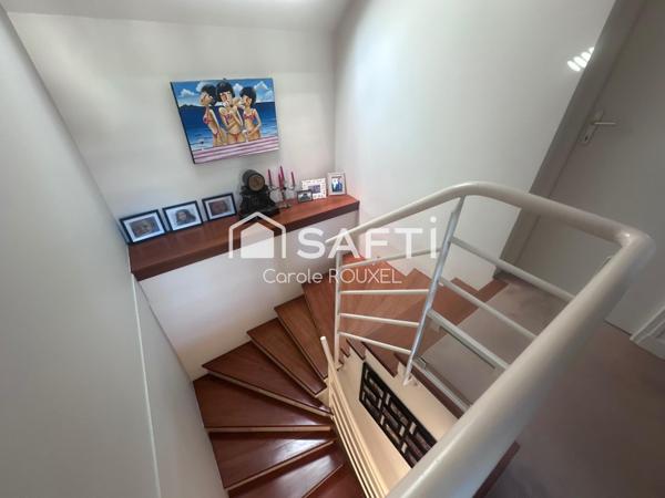 Maison d'env. 170M2 de 2003 sur 3 niveaux avec 5 chambres, 2 salles de bain, 2 wc, 1 garage, 1 buanderie, 1 jardin sur un terrain d'environ 500M2