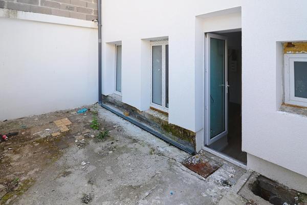 Appartement rénové de 51m2 avec 2 chambres et terrasse!