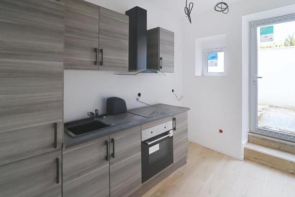 Appartement rénové de 51m2 avec 2 chambres et terrasse!