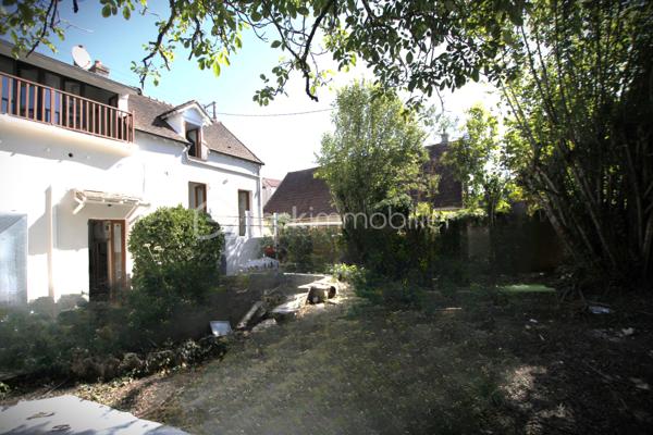 🏡Maison de caractère avec ses 6 chambres – Centre-ville de Vaux-le-Pénil - en cours de rénovation

📍 À seulement quelques pas du centre-ville de Vaux-le-Pénil, découvrez cette belle demeure de caractère alliant le charme de l'ancien et le confort des équipements modernes.

Derrière ses murs, cette maison familiale offre de beaux volumes et un fort potentiel avec ses 6 chambres, un salon chaleureux agrémenté d'une remarquable cheminée ancienne, une cuisine indépendante ainsi que 3 salles d'eau, permettant d'accueillir confortablement une grande famille.

🌳Les extérieurs invitent à la détente avec un patio, une agréable terrasse, un jardin clos de murs préservant toute intimité ainsi qu'un puits, témoin du caractère authentique de la propriété.

Les dépendances complètent idéalement l'ensemble avec un garage attenant accessible de la rue et une magnifique cave voûtée gravillonnée, parfaite pour les amateurs de vin ou pour le stockage.

La maison bénéficie actuellement d'importants travaux d'amélioration énergétique :
- Isolation récente,
- Pompe à chaleur air/eau,
- Climatisation
- Menuiseries en bois à double vitrage

✅Les atouts
✔ Emplacement recherché à deux pas des commerces, écoles et services.
✔ Maison familiale de caractère.
✔ 6 chambres.
✔ 3 salles d'eau.
✔ Cheminée ancienne de caractère.
✔ Cave voûtée gravillonnée.
✔ Garage attenant.
✔ Patio, terrasse et jardin clos de murs.
✔ Puits.
✔ Rénovation énergétique récente (isolation, pompe à chaleur, climatisation).
✔ Double vitrage bois.
✔ Exposition Sud/ouest

Une propriété rare sur le secteur, idéale pour une grande famille, ou toute personne recherchant une maison ancienne de caractère à proximité immédiate des commodités du centre de Vaux-le-Pénil. Le quartier est apprécié pour son environnement résidentiel et sa proximité avec le cœur de la commune.

VOTRE PROJET COMMENCE PAR UN APPEL
📞 Contactez-moi pour plus d’informations ou pour organiser une visite
Sylvie BIECHEL - BSK IMMOBILIER
☎️0628695957