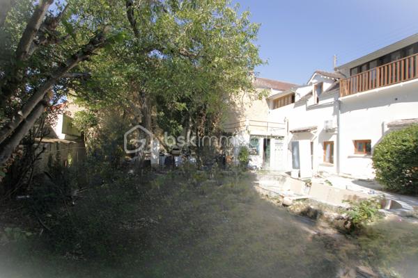 🏡Maison de caractère avec ses 6 chambres – Centre-ville de Vaux-le-Pénil - en cours de rénovation

📍 À seulement quelques pas du centre-ville de Vaux-le-Pénil, découvrez cette belle demeure de caractère alliant le charme de l'ancien et le confort des équipements modernes.

Derrière ses murs, cette maison familiale offre de beaux volumes et un fort potentiel avec ses 6 chambres, un salon chaleureux agrémenté d'une remarquable cheminée ancienne, une cuisine indépendante ainsi que 3 salles d'eau, permettant d'accueillir confortablement une grande famille.

🌳Les extérieurs invitent à la détente avec un patio, une agréable terrasse, un jardin clos de murs préservant toute intimité ainsi qu'un puits, témoin du caractère authentique de la propriété.

Les dépendances complètent idéalement l'ensemble avec un garage attenant accessible de la rue et une magnifique cave voûtée gravillonnée, parfaite pour les amateurs de vin ou pour le stockage.

La maison bénéficie actuellement d'importants travaux d'amélioration énergétique :
- Isolation récente,
- Pompe à chaleur air/eau,
- Climatisation
- Menuiseries en bois à double vitrage

✅Les atouts
✔ Emplacement recherché à deux pas des commerces, écoles et services.
✔ Maison familiale de caractère.
✔ 6 chambres.
✔ 3 salles d'eau.
✔ Cheminée ancienne de caractère.
✔ Cave voûtée gravillonnée.
✔ Garage attenant.
✔ Patio, terrasse et jardin clos de murs.
✔ Puits.
✔ Rénovation énergétique récente (isolation, pompe à chaleur, climatisation).
✔ Double vitrage bois.
✔ Exposition Sud/ouest

Une propriété rare sur le secteur, idéale pour une grande famille, ou toute personne recherchant une maison ancienne de caractère à proximité immédiate des commodités du centre de Vaux-le-Pénil. Le quartier est apprécié pour son environnement résidentiel et sa proximité avec le cœur de la commune.

VOTRE PROJET COMMENCE PAR UN APPEL
📞 Contactez-moi pour plus d’informations ou pour organiser une visite
Sylvie BIECHEL - BSK IMMOBILIER
☎️0628695957