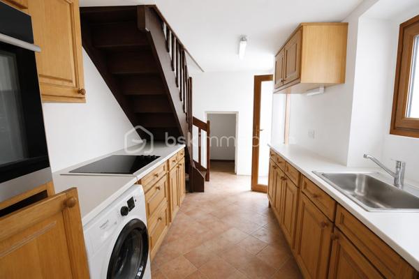 🏡Maison de caractère avec ses 6 chambres – Centre-ville de Vaux-le-Pénil - en cours de rénovation

📍 À seulement quelques pas du centre-ville de Vaux-le-Pénil, découvrez cette belle demeure de caractère alliant le charme de l'ancien et le confort des équipements modernes.

Derrière ses murs, cette maison familiale offre de beaux volumes et un fort potentiel avec ses 6 chambres, un salon chaleureux agrémenté d'une remarquable cheminée ancienne, une cuisine indépendante ainsi que 3 salles d'eau, permettant d'accueillir confortablement une grande famille.

🌳Les extérieurs invitent à la détente avec un patio, une agréable terrasse, un jardin clos de murs préservant toute intimité ainsi qu'un puits, témoin du caractère authentique de la propriété.

Les dépendances complètent idéalement l'ensemble avec un garage attenant accessible de la rue et une magnifique cave voûtée gravillonnée, parfaite pour les amateurs de vin ou pour le stockage.

La maison bénéficie actuellement d'importants travaux d'amélioration énergétique :
- Isolation récente,
- Pompe à chaleur air/eau,
- Climatisation
- Menuiseries en bois à double vitrage

✅Les atouts
✔ Emplacement recherché à deux pas des commerces, écoles et services.
✔ Maison familiale de caractère.
✔ 6 chambres.
✔ 3 salles d'eau.
✔ Cheminée ancienne de caractère.
✔ Cave voûtée gravillonnée.
✔ Garage attenant.
✔ Patio, terrasse et jardin clos de murs.
✔ Puits.
✔ Rénovation énergétique récente (isolation, pompe à chaleur, climatisation).
✔ Double vitrage bois.
✔ Exposition Sud/ouest

Une propriété rare sur le secteur, idéale pour une grande famille, ou toute personne recherchant une maison ancienne de caractère à proximité immédiate des commodités du centre de Vaux-le-Pénil. Le quartier est apprécié pour son environnement résidentiel et sa proximité avec le cœur de la commune.

VOTRE PROJET COMMENCE PAR UN APPEL
📞 Contactez-moi pour plus d’informations ou pour organiser une visite
Sylvie BIECHEL - BSK IMMOBILIER
☎️0628695957