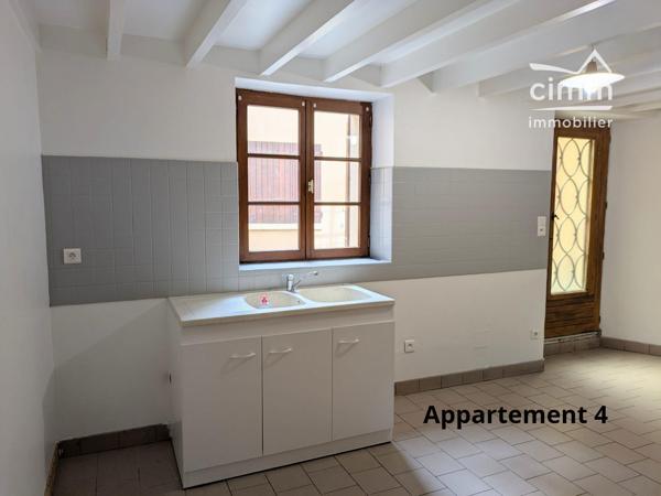 Situé en plein centre historique de FERRIERES EN GATINAIS 45210,&nbsp;immeuble de rapport 4 appartements déjà loués.