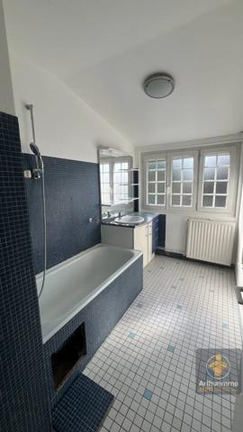 Location                                                      Appartement
                        
                     5 pièces                      99 m2                     à Chelles