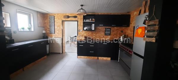 Cette Maison de ville  5 pièces de 140 m2 3 chambres,bureau