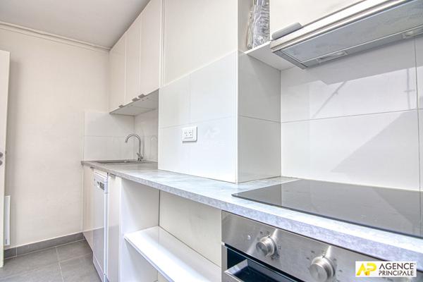 Versailles Notre-Dame Appartement duplex 3 pièces 62 m² au sol (42m² carrez) situé au 1er et dernier étage avec cave €415 000 ** - Référence 27724
