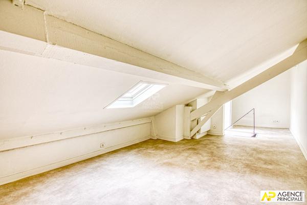 Versailles Notre-Dame Appartement duplex 3 pièces 62 m² au sol (42m² carrez) situé au 1er et dernier étage avec cave €415 000 ** - Référence 27724