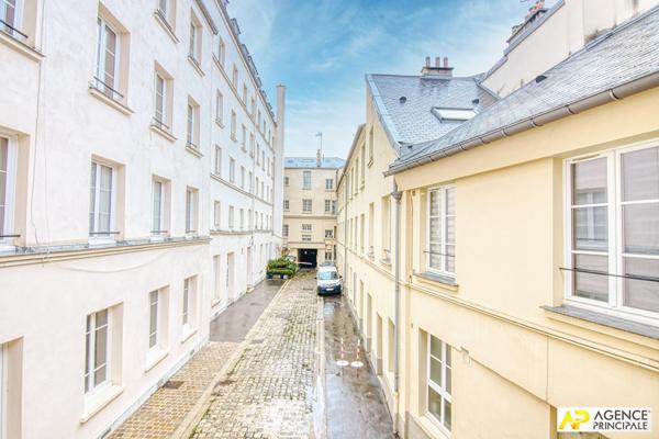 Versailles Notre-Dame Appartement duplex 3 pièces 62 m² au sol (42m² carrez) situé au 1er et dernier étage avec cave €415 000 ** - Référence 27724