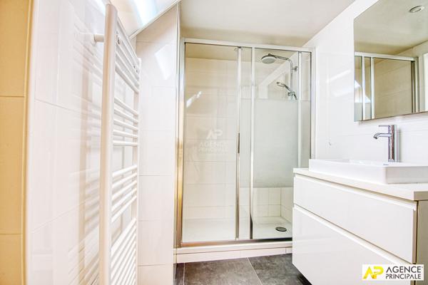 Versailles Notre-Dame Appartement duplex 3 pièces 62 m² au sol (42m² carrez) situé au 1er et dernier étage avec cave €415 000 ** - Référence 27724
