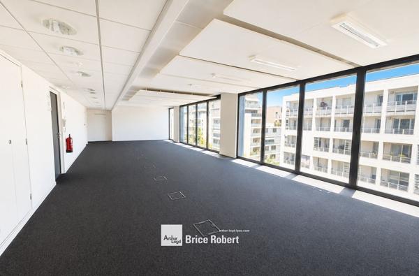 Bureaux à louer lumineux à Vaulx-en-Velin avec stationnement privatif