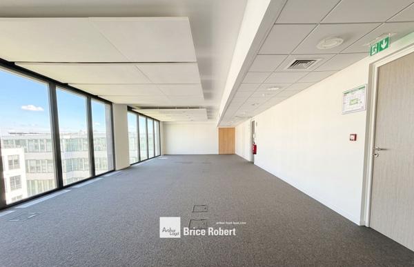 Bureaux à louer lumineux à Vaulx-en-Velin avec stationnement privatif