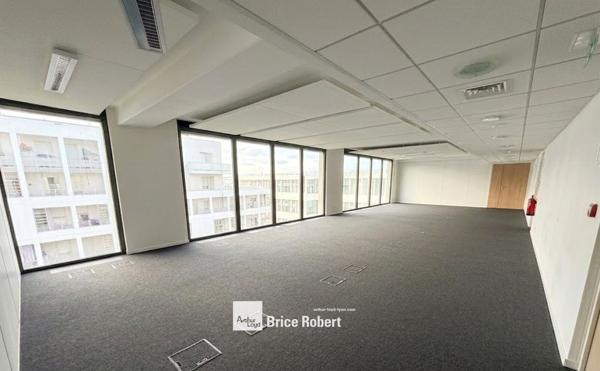 Bureaux à louer lumineux à Vaulx-en-Velin avec stationnement privatif