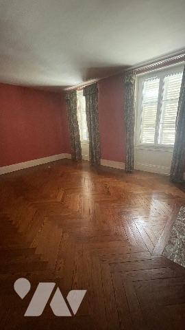 TOURY Plein centre ville maison avec beau potentiel de 4 pièces et grange
