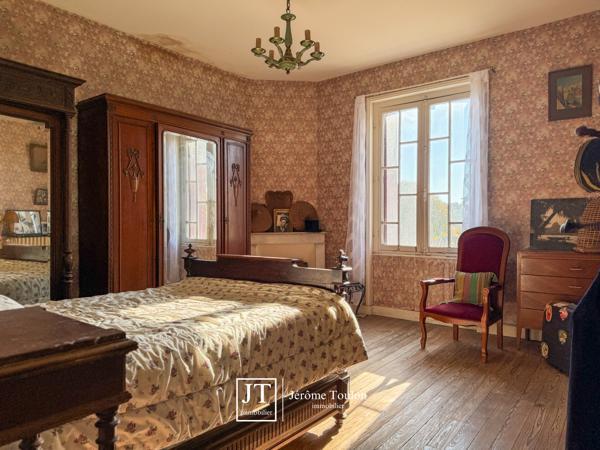 Maison
                                                                                                                                                                                                                                                                                                                        8 pièce(s)                                                                                                                                                                                                          5 chambre(s)                                                                                                                                                                                                          213  m²