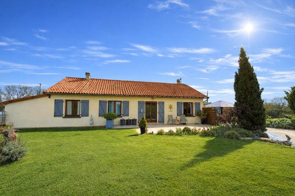 Maison de trois chambres avec grand jardin, garage, dépendance et superbes vues Chatain