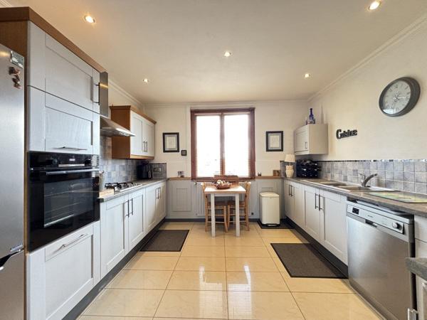 Maison de trois chambres avec grand jardin, garage, dépendance et superbes vues Chatain