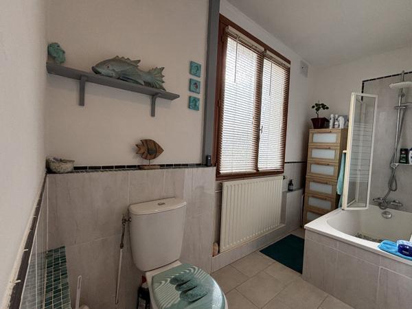 Maison de trois chambres avec grand jardin, garage, dépendance et superbes vues Chatain