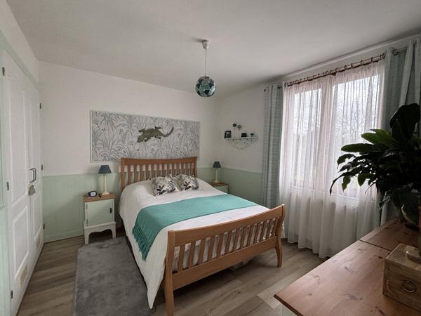 Maison de trois chambres avec grand jardin, garage, dépendance et superbes vues Chatain