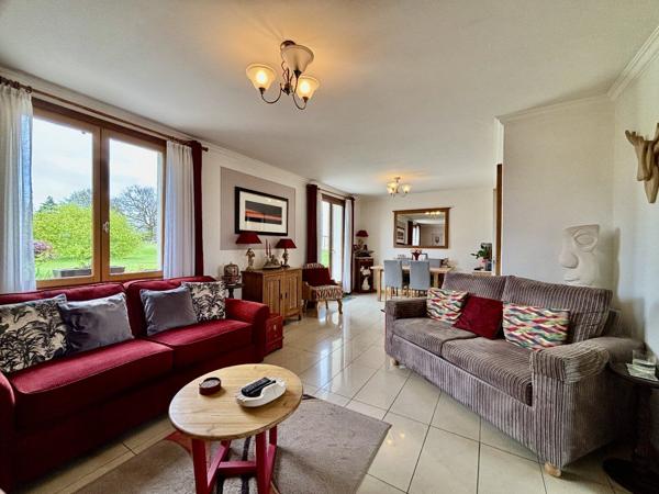 Maison de trois chambres avec grand jardin, garage, dépendance et superbes vues Chatain