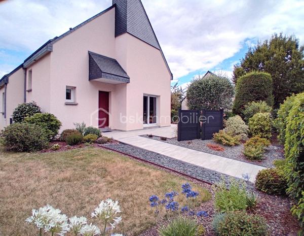 Vous recherchez une maison spacieuse, fonctionnelle et idéalement conçue pour accueillir toute la famille? Cette maison individuelle construite en 1997, d'environ 150 m2 habitables, saura vous séduire par ses volumes, son agencement et son environnement calme.Elle bénéficie d'un emplacement recherché, proche des commerces, des écoles, des transports en commun, de la gare et de l'ensemble des commodités.

Edifiée sur une parcelle de 513m2 entièrement clôturée, elle est située dans une impasse, sans aucune mitoyenneté, offrant un cadre de vie paisible.

Dès l'entrée, on respire dans un hall accueillant qui mène à un bel escalier et dévoile immédiatement, sur la droite, un vaste salon-séjour exposé plein sud offrant un bel espace de vie convivial. Le rez-de-chaussée propose une chambre et une salle d'eau, un WC indépendant, offrant un espace pratique et confortable au quotidien.Vous profiterez également d'une cuisine dînatoire aménagée et équipée, complétée par un cellier attenant. Son agencement offre une circulation fluide et particulièrement agréable entre les différents espaces de vie, avec de nombreux rangements intégrés, notamment des placards dans l'entrée, le cellier, la chambre du rez-de-chaussée-et le couloir.

A l'étage, un couloir dessert quatre belles chambres, une salle de bains et un WC indépendant. Un grenier aménageable, situé au-dessus de l'étage, offre un potentiel d'aménagement supplémentaire selon vos envies.

Le sous-sol total enterré d'environ 112 m2 constitue un véritable atout: vaste garage avec porte motorisée, cave et espaces de rangement ou de bricolage.

A l'extérieur, le jardin clos fait le tour de la maison, offrant plusieurs espaces de détente et de jeux.
Vous découvrirez, également, une grande et belle terrasse exposée plein sud prolongeant les espaces de vie et permettant de profiter pleinement de l'extérieur.

Les atouts:

-Maison individuelle sans mitoyenneté
-Environnement calme et en impasse
-Jardin entièrement clos autour de la maison
-5 chambres, dont une au rez-de-chaussée
-Sous-sol complet enterré d'environ 112 m2
-Grenier aménageable
-Chauffage au gaz -DPE: C
-Proche commerces, écoles, transports en commun, gare et toutes commodités.

Une maison idéale pour une famille en quête d'espace, de confort et de tranquillité. A découvrir sans tarder!