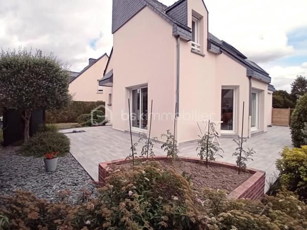 Vous recherchez une maison spacieuse, fonctionnelle et idéalement conçue pour accueillir toute la famille? Cette maison individuelle construite en 1997, d'environ 150 m2 habitables, saura vous séduire par ses volumes, son agencement et son environnement calme.Elle bénéficie d'un emplacement recherché, proche des commerces, des écoles, des transports en commun, de la gare et de l'ensemble des commodités.

Edifiée sur une parcelle de 513m2 entièrement clôturée, elle est située dans une impasse, sans aucune mitoyenneté, offrant un cadre de vie paisible.

Dès l'entrée, on respire dans un hall accueillant qui mène à un bel escalier et dévoile immédiatement, sur la droite, un vaste salon-séjour exposé plein sud offrant un bel espace de vie convivial. Le rez-de-chaussée propose une chambre et une salle d'eau, un WC indépendant, offrant un espace pratique et confortable au quotidien.Vous profiterez également d'une cuisine dînatoire aménagée et équipée, complétée par un cellier attenant. Son agencement offre une circulation fluide et particulièrement agréable entre les différents espaces de vie, avec de nombreux rangements intégrés, notamment des placards dans l'entrée, le cellier, la chambre du rez-de-chaussée-et le couloir.

A l'étage, un couloir dessert quatre belles chambres, une salle de bains et un WC indépendant. Un grenier aménageable, situé au-dessus de l'étage, offre un potentiel d'aménagement supplémentaire selon vos envies.

Le sous-sol total enterré d'environ 112 m2 constitue un véritable atout: vaste garage avec porte motorisée, cave et espaces de rangement ou de bricolage.

A l'extérieur, le jardin clos fait le tour de la maison, offrant plusieurs espaces de détente et de jeux.
Vous découvrirez, également, une grande et belle terrasse exposée plein sud prolongeant les espaces de vie et permettant de profiter pleinement de l'extérieur.

Les atouts:

-Maison individuelle sans mitoyenneté
-Environnement calme et en impasse
-Jardin entièrement clos autour de la maison
-5 chambres, dont une au rez-de-chaussée
-Sous-sol complet enterré d'environ 112 m2
-Grenier aménageable
-Chauffage au gaz -DPE: C
-Proche commerces, écoles, transports en commun, gare et toutes commodités.

Une maison idéale pour une famille en quête d'espace, de confort et de tranquillité. A découvrir sans tarder!