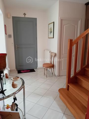 Vous recherchez une maison spacieuse, fonctionnelle et idéalement conçue pour accueillir toute la famille? Cette maison individuelle construite en 1997, d'environ 150 m2 habitables, saura vous séduire par ses volumes, son agencement et son environnement calme.Elle bénéficie d'un emplacement recherché, proche des commerces, des écoles, des transports en commun, de la gare et de l'ensemble des commodités.

Edifiée sur une parcelle de 513m2 entièrement clôturée, elle est située dans une impasse, sans aucune mitoyenneté, offrant un cadre de vie paisible.

Dès l'entrée, on respire dans un hall accueillant qui mène à un bel escalier et dévoile immédiatement, sur la droite, un vaste salon-séjour exposé plein sud offrant un bel espace de vie convivial. Le rez-de-chaussée propose une chambre et une salle d'eau, un WC indépendant, offrant un espace pratique et confortable au quotidien.Vous profiterez également d'une cuisine dînatoire aménagée et équipée, complétée par un cellier attenant. Son agencement offre une circulation fluide et particulièrement agréable entre les différents espaces de vie, avec de nombreux rangements intégrés, notamment des placards dans l'entrée, le cellier, la chambre du rez-de-chaussée-et le couloir.

A l'étage, un couloir dessert quatre belles chambres, une salle de bains et un WC indépendant. Un grenier aménageable, situé au-dessus de l'étage, offre un potentiel d'aménagement supplémentaire selon vos envies.

Le sous-sol total enterré d'environ 112 m2 constitue un véritable atout: vaste garage avec porte motorisée, cave et espaces de rangement ou de bricolage.

A l'extérieur, le jardin clos fait le tour de la maison, offrant plusieurs espaces de détente et de jeux.
Vous découvrirez, également, une grande et belle terrasse exposée plein sud prolongeant les espaces de vie et permettant de profiter pleinement de l'extérieur.

Les atouts:

-Maison individuelle sans mitoyenneté
-Environnement calme et en impasse
-Jardin entièrement clos autour de la maison
-5 chambres, dont une au rez-de-chaussée
-Sous-sol complet enterré d'environ 112 m2
-Grenier aménageable
-Chauffage au gaz -DPE: C
-Proche commerces, écoles, transports en commun, gare et toutes commodités.

Une maison idéale pour une famille en quête d'espace, de confort et de tranquillité. A découvrir sans tarder!
