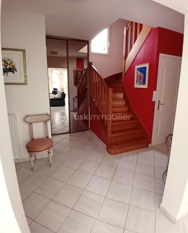 Vous recherchez une maison spacieuse, fonctionnelle et idéalement conçue pour accueillir toute la famille? Cette maison individuelle construite en 1997, d'environ 150 m2 habitables, saura vous séduire par ses volumes, son agencement et son environnement calme.Elle bénéficie d'un emplacement recherché, proche des commerces, des écoles, des transports en commun, de la gare et de l'ensemble des commodités.

Edifiée sur une parcelle de 513m2 entièrement clôturée, elle est située dans une impasse, sans aucune mitoyenneté, offrant un cadre de vie paisible.

Dès l'entrée, on respire dans un hall accueillant qui mène à un bel escalier et dévoile immédiatement, sur la droite, un vaste salon-séjour exposé plein sud offrant un bel espace de vie convivial. Le rez-de-chaussée propose une chambre et une salle d'eau, un WC indépendant, offrant un espace pratique et confortable au quotidien.Vous profiterez également d'une cuisine dînatoire aménagée et équipée, complétée par un cellier attenant. Son agencement offre une circulation fluide et particulièrement agréable entre les différents espaces de vie, avec de nombreux rangements intégrés, notamment des placards dans l'entrée, le cellier, la chambre du rez-de-chaussée-et le couloir.

A l'étage, un couloir dessert quatre belles chambres, une salle de bains et un WC indépendant. Un grenier aménageable, situé au-dessus de l'étage, offre un potentiel d'aménagement supplémentaire selon vos envies.

Le sous-sol total enterré d'environ 112 m2 constitue un véritable atout: vaste garage avec porte motorisée, cave et espaces de rangement ou de bricolage.

A l'extérieur, le jardin clos fait le tour de la maison, offrant plusieurs espaces de détente et de jeux.
Vous découvrirez, également, une grande et belle terrasse exposée plein sud prolongeant les espaces de vie et permettant de profiter pleinement de l'extérieur.

Les atouts:

-Maison individuelle sans mitoyenneté
-Environnement calme et en impasse
-Jardin entièrement clos autour de la maison
-5 chambres, dont une au rez-de-chaussée
-Sous-sol complet enterré d'environ 112 m2
-Grenier aménageable
-Chauffage au gaz -DPE: C
-Proche commerces, écoles, transports en commun, gare et toutes commodités.

Une maison idéale pour une famille en quête d'espace, de confort et de tranquillité. A découvrir sans tarder!