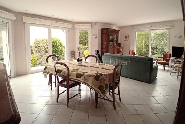 Vous recherchez une maison spacieuse, fonctionnelle et idéalement conçue pour accueillir toute la famille? Cette maison individuelle construite en 1997, d'environ 150 m2 habitables, saura vous séduire par ses volumes, son agencement et son environnement calme.Elle bénéficie d'un emplacement recherché, proche des commerces, des écoles, des transports en commun, de la gare et de l'ensemble des commodités.

Edifiée sur une parcelle de 513m2 entièrement clôturée, elle est située dans une impasse, sans aucune mitoyenneté, offrant un cadre de vie paisible.

Dès l'entrée, on respire dans un hall accueillant qui mène à un bel escalier et dévoile immédiatement, sur la droite, un vaste salon-séjour exposé plein sud offrant un bel espace de vie convivial. Le rez-de-chaussée propose une chambre et une salle d'eau, un WC indépendant, offrant un espace pratique et confortable au quotidien.Vous profiterez également d'une cuisine dînatoire aménagée et équipée, complétée par un cellier attenant. Son agencement offre une circulation fluide et particulièrement agréable entre les différents espaces de vie, avec de nombreux rangements intégrés, notamment des placards dans l'entrée, le cellier, la chambre du rez-de-chaussée-et le couloir.

A l'étage, un couloir dessert quatre belles chambres, une salle de bains et un WC indépendant. Un grenier aménageable, situé au-dessus de l'étage, offre un potentiel d'aménagement supplémentaire selon vos envies.

Le sous-sol total enterré d'environ 112 m2 constitue un véritable atout: vaste garage avec porte motorisée, cave et espaces de rangement ou de bricolage.

A l'extérieur, le jardin clos fait le tour de la maison, offrant plusieurs espaces de détente et de jeux.
Vous découvrirez, également, une grande et belle terrasse exposée plein sud prolongeant les espaces de vie et permettant de profiter pleinement de l'extérieur.

Les atouts:

-Maison individuelle sans mitoyenneté
-Environnement calme et en impasse
-Jardin entièrement clos autour de la maison
-5 chambres, dont une au rez-de-chaussée
-Sous-sol complet enterré d'environ 112 m2
-Grenier aménageable
-Chauffage au gaz -DPE: C
-Proche commerces, écoles, transports en commun, gare et toutes commodités.

Une maison idéale pour une famille en quête d'espace, de confort et de tranquillité. A découvrir sans tarder!