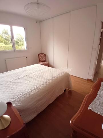 Vous recherchez une maison spacieuse, fonctionnelle et idéalement conçue pour accueillir toute la famille? Cette maison individuelle construite en 1997, d'environ 150 m2 habitables, saura vous séduire par ses volumes, son agencement et son environnement calme.Elle bénéficie d'un emplacement recherché, proche des commerces, des écoles, des transports en commun, de la gare et de l'ensemble des commodités.

Edifiée sur une parcelle de 513m2 entièrement clôturée, elle est située dans une impasse, sans aucune mitoyenneté, offrant un cadre de vie paisible.

Dès l'entrée, on respire dans un hall accueillant qui mène à un bel escalier et dévoile immédiatement, sur la droite, un vaste salon-séjour exposé plein sud offrant un bel espace de vie convivial. Le rez-de-chaussée propose une chambre et une salle d'eau, un WC indépendant, offrant un espace pratique et confortable au quotidien.Vous profiterez également d'une cuisine dînatoire aménagée et équipée, complétée par un cellier attenant. Son agencement offre une circulation fluide et particulièrement agréable entre les différents espaces de vie, avec de nombreux rangements intégrés, notamment des placards dans l'entrée, le cellier, la chambre du rez-de-chaussée-et le couloir.

A l'étage, un couloir dessert quatre belles chambres, une salle de bains et un WC indépendant. Un grenier aménageable, situé au-dessus de l'étage, offre un potentiel d'aménagement supplémentaire selon vos envies.

Le sous-sol total enterré d'environ 112 m2 constitue un véritable atout: vaste garage avec porte motorisée, cave et espaces de rangement ou de bricolage.

A l'extérieur, le jardin clos fait le tour de la maison, offrant plusieurs espaces de détente et de jeux.
Vous découvrirez, également, une grande et belle terrasse exposée plein sud prolongeant les espaces de vie et permettant de profiter pleinement de l'extérieur.

Les atouts:

-Maison individuelle sans mitoyenneté
-Environnement calme et en impasse
-Jardin entièrement clos autour de la maison
-5 chambres, dont une au rez-de-chaussée
-Sous-sol complet enterré d'environ 112 m2
-Grenier aménageable
-Chauffage au gaz -DPE: C
-Proche commerces, écoles, transports en commun, gare et toutes commodités.

Une maison idéale pour une famille en quête d'espace, de confort et de tranquillité. A découvrir sans tarder!