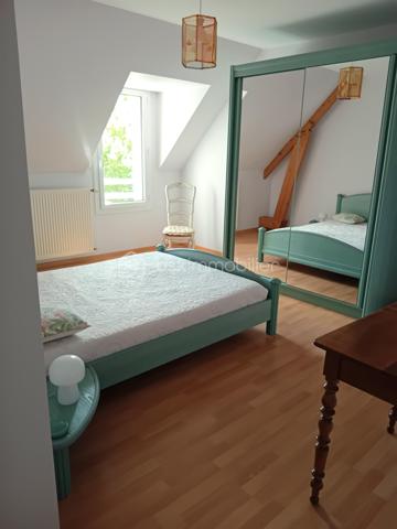 Vous recherchez une maison spacieuse, fonctionnelle et idéalement conçue pour accueillir toute la famille? Cette maison individuelle construite en 1997, d'environ 150 m2 habitables, saura vous séduire par ses volumes, son agencement et son environnement calme.Elle bénéficie d'un emplacement recherché, proche des commerces, des écoles, des transports en commun, de la gare et de l'ensemble des commodités.

Edifiée sur une parcelle de 513m2 entièrement clôturée, elle est située dans une impasse, sans aucune mitoyenneté, offrant un cadre de vie paisible.

Dès l'entrée, on respire dans un hall accueillant qui mène à un bel escalier et dévoile immédiatement, sur la droite, un vaste salon-séjour exposé plein sud offrant un bel espace de vie convivial. Le rez-de-chaussée propose une chambre et une salle d'eau, un WC indépendant, offrant un espace pratique et confortable au quotidien.Vous profiterez également d'une cuisine dînatoire aménagée et équipée, complétée par un cellier attenant. Son agencement offre une circulation fluide et particulièrement agréable entre les différents espaces de vie, avec de nombreux rangements intégrés, notamment des placards dans l'entrée, le cellier, la chambre du rez-de-chaussée-et le couloir.

A l'étage, un couloir dessert quatre belles chambres, une salle de bains et un WC indépendant. Un grenier aménageable, situé au-dessus de l'étage, offre un potentiel d'aménagement supplémentaire selon vos envies.

Le sous-sol total enterré d'environ 112 m2 constitue un véritable atout: vaste garage avec porte motorisée, cave et espaces de rangement ou de bricolage.

A l'extérieur, le jardin clos fait le tour de la maison, offrant plusieurs espaces de détente et de jeux.
Vous découvrirez, également, une grande et belle terrasse exposée plein sud prolongeant les espaces de vie et permettant de profiter pleinement de l'extérieur.

Les atouts:

-Maison individuelle sans mitoyenneté
-Environnement calme et en impasse
-Jardin entièrement clos autour de la maison
-5 chambres, dont une au rez-de-chaussée
-Sous-sol complet enterré d'environ 112 m2
-Grenier aménageable
-Chauffage au gaz -DPE: C
-Proche commerces, écoles, transports en commun, gare et toutes commodités.

Une maison idéale pour une famille en quête d'espace, de confort et de tranquillité. A découvrir sans tarder!