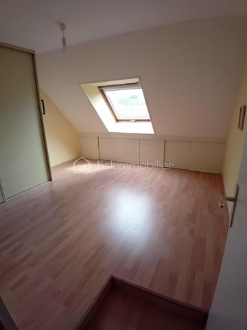 Vous recherchez une maison spacieuse, fonctionnelle et idéalement conçue pour accueillir toute la famille? Cette maison individuelle construite en 1997, d'environ 150 m2 habitables, saura vous séduire par ses volumes, son agencement et son environnement calme.Elle bénéficie d'un emplacement recherché, proche des commerces, des écoles, des transports en commun, de la gare et de l'ensemble des commodités.

Edifiée sur une parcelle de 513m2 entièrement clôturée, elle est située dans une impasse, sans aucune mitoyenneté, offrant un cadre de vie paisible.

Dès l'entrée, on respire dans un hall accueillant qui mène à un bel escalier et dévoile immédiatement, sur la droite, un vaste salon-séjour exposé plein sud offrant un bel espace de vie convivial. Le rez-de-chaussée propose une chambre et une salle d'eau, un WC indépendant, offrant un espace pratique et confortable au quotidien.Vous profiterez également d'une cuisine dînatoire aménagée et équipée, complétée par un cellier attenant. Son agencement offre une circulation fluide et particulièrement agréable entre les différents espaces de vie, avec de nombreux rangements intégrés, notamment des placards dans l'entrée, le cellier, la chambre du rez-de-chaussée-et le couloir.

A l'étage, un couloir dessert quatre belles chambres, une salle de bains et un WC indépendant. Un grenier aménageable, situé au-dessus de l'étage, offre un potentiel d'aménagement supplémentaire selon vos envies.

Le sous-sol total enterré d'environ 112 m2 constitue un véritable atout: vaste garage avec porte motorisée, cave et espaces de rangement ou de bricolage.

A l'extérieur, le jardin clos fait le tour de la maison, offrant plusieurs espaces de détente et de jeux.
Vous découvrirez, également, une grande et belle terrasse exposée plein sud prolongeant les espaces de vie et permettant de profiter pleinement de l'extérieur.

Les atouts:

-Maison individuelle sans mitoyenneté
-Environnement calme et en impasse
-Jardin entièrement clos autour de la maison
-5 chambres, dont une au rez-de-chaussée
-Sous-sol complet enterré d'environ 112 m2
-Grenier aménageable
-Chauffage au gaz -DPE: C
-Proche commerces, écoles, transports en commun, gare et toutes commodités.

Une maison idéale pour une famille en quête d'espace, de confort et de tranquillité. A découvrir sans tarder!