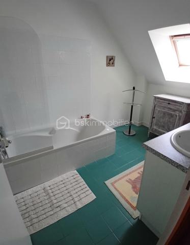 Vous recherchez une maison spacieuse, fonctionnelle et idéalement conçue pour accueillir toute la famille? Cette maison individuelle construite en 1997, d'environ 150 m2 habitables, saura vous séduire par ses volumes, son agencement et son environnement calme.Elle bénéficie d'un emplacement recherché, proche des commerces, des écoles, des transports en commun, de la gare et de l'ensemble des commodités.

Edifiée sur une parcelle de 513m2 entièrement clôturée, elle est située dans une impasse, sans aucune mitoyenneté, offrant un cadre de vie paisible.

Dès l'entrée, on respire dans un hall accueillant qui mène à un bel escalier et dévoile immédiatement, sur la droite, un vaste salon-séjour exposé plein sud offrant un bel espace de vie convivial. Le rez-de-chaussée propose une chambre et une salle d'eau, un WC indépendant, offrant un espace pratique et confortable au quotidien.Vous profiterez également d'une cuisine dînatoire aménagée et équipée, complétée par un cellier attenant. Son agencement offre une circulation fluide et particulièrement agréable entre les différents espaces de vie, avec de nombreux rangements intégrés, notamment des placards dans l'entrée, le cellier, la chambre du rez-de-chaussée-et le couloir.

A l'étage, un couloir dessert quatre belles chambres, une salle de bains et un WC indépendant. Un grenier aménageable, situé au-dessus de l'étage, offre un potentiel d'aménagement supplémentaire selon vos envies.

Le sous-sol total enterré d'environ 112 m2 constitue un véritable atout: vaste garage avec porte motorisée, cave et espaces de rangement ou de bricolage.

A l'extérieur, le jardin clos fait le tour de la maison, offrant plusieurs espaces de détente et de jeux.
Vous découvrirez, également, une grande et belle terrasse exposée plein sud prolongeant les espaces de vie et permettant de profiter pleinement de l'extérieur.

Les atouts:

-Maison individuelle sans mitoyenneté
-Environnement calme et en impasse
-Jardin entièrement clos autour de la maison
-5 chambres, dont une au rez-de-chaussée
-Sous-sol complet enterré d'environ 112 m2
-Grenier aménageable
-Chauffage au gaz -DPE: C
-Proche commerces, écoles, transports en commun, gare et toutes commodités.

Une maison idéale pour une famille en quête d'espace, de confort et de tranquillité. A découvrir sans tarder!