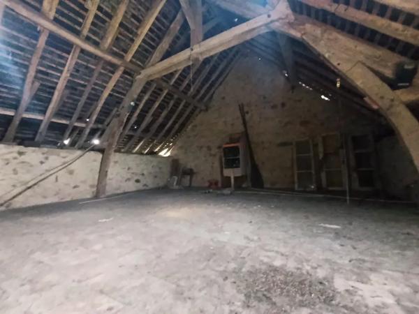 Maison à rénover avec + de 250 m2 de dépendances