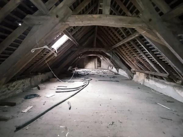 Maison à rénover avec + de 250 m2 de dépendances