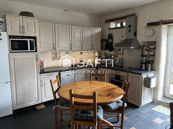 Maison en pierre de 312 m², 11 pièces, 7 chambres.