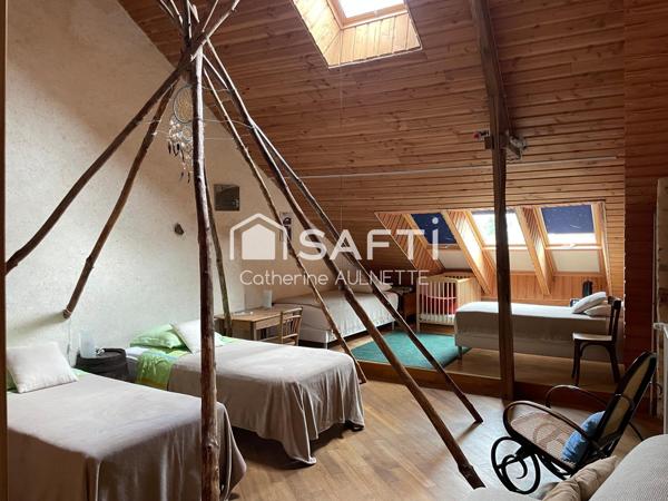 Maison en pierre de 312 m², 11 pièces, 7 chambres.