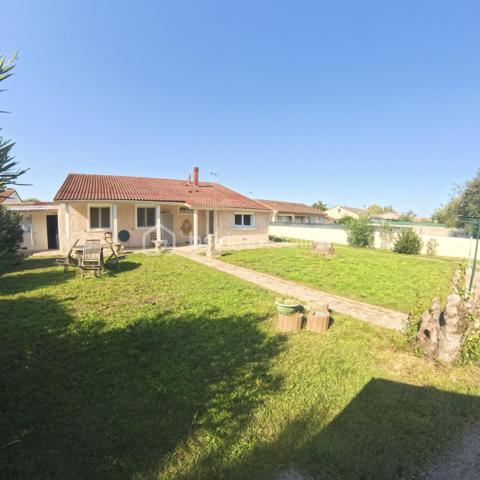 Maison familiale au calme en impasse – proche écoles et commerces
Située dans un quartier résidentiel recherché et au calme, cette maison de 92 m² avec véranda vous séduira par son cadre agréable et fonctionnel.
Elle se compose d’un espace de vie lumineux, d’une cuisine, de plusieurs chambres confortables et d’une salle de bain. Une véranda apporte une belle ouverture sur l’extérieur.
Le tout est implanté sur une parcelle de 700 m², offrant un jardin idéal pour profiter des beaux jours. Vous bénéficierez également d’un garage et d’un abri de jardin pour vos rangements.
📍 Atouts : proximité immédiate des écoles et commodités, environnement calme et résidentiel.
👉 Une maison idéale pour accueillir votre famille !