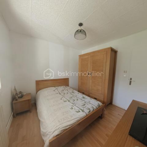 Maison familiale au calme en impasse – proche écoles et commerces
Située dans un quartier résidentiel recherché et au calme, cette maison de 92 m² avec véranda vous séduira par son cadre agréable et fonctionnel.
Elle se compose d’un espace de vie lumineux, d’une cuisine, de plusieurs chambres confortables et d’une salle de bain. Une véranda apporte une belle ouverture sur l’extérieur.
Le tout est implanté sur une parcelle de 700 m², offrant un jardin idéal pour profiter des beaux jours. Vous bénéficierez également d’un garage et d’un abri de jardin pour vos rangements.
📍 Atouts : proximité immédiate des écoles et commodités, environnement calme et résidentiel.
👉 Une maison idéale pour accueillir votre famille !