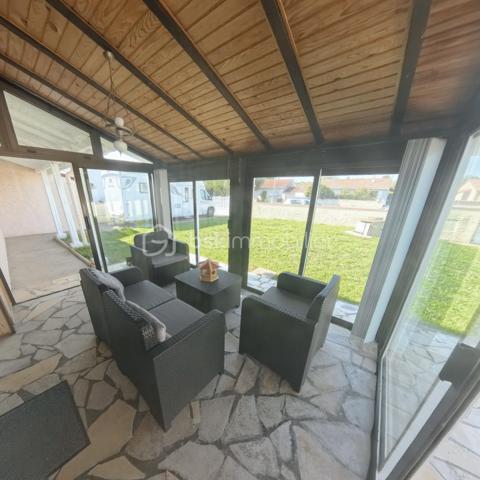 Maison familiale au calme en impasse – proche écoles et commerces
Située dans un quartier résidentiel recherché et au calme, cette maison de 92 m² avec véranda vous séduira par son cadre agréable et fonctionnel.
Elle se compose d’un espace de vie lumineux, d’une cuisine, de plusieurs chambres confortables et d’une salle de bain. Une véranda apporte une belle ouverture sur l’extérieur.
Le tout est implanté sur une parcelle de 700 m², offrant un jardin idéal pour profiter des beaux jours. Vous bénéficierez également d’un garage et d’un abri de jardin pour vos rangements.
📍 Atouts : proximité immédiate des écoles et commodités, environnement calme et résidentiel.
👉 Une maison idéale pour accueillir votre famille !