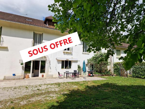 APPARTEMENT SOUS OFFRE

Très bel appartement rénové par des artisans locaux, situé dans un environnement calme et verdoyant tout en restant proche des commodités puisque à moins de 5 minutes de Clairvaux-les-lacs.

L'habitation principale bénéficie de beaux volumes avec un grand espace de vie lumineux d'environ 90 m2, de 4 chambres, salle de bains, toilette indépendant avec la possibilité de créer un appartement indépendant d'environ 60 m2

SES VERITABLES POINTS FORTS SONT :

✔️ Accès de l'appartement en plain-pied

✔️ La présence d'un appartement indépendant à aménager (surface environ 60 m2), parfait pour générer un revenu locatif, envisager un projet mixte habitation/investissement.

✔️ Potentiel locatif à l'année aux alentours de 500 € par mois ou location meublée saisonnière (SECTEUR TRES TOURISTIQUE)

✔️ Environnement calme avec accès direct aux chemins de randonnée et au lac de Clairvaux-les-lacs 

✔️ Terrain plat agréable et facile d'entretien de 1655 m2 

✔️ Possibilité de faire acquisition de deux garages fermés (A discuter selon vos attentes)

Une opportunité rare dans ce secteur très prisé.

📞 A découvrir sans tarder avec Stéphane votre conseiller immobilier secteur HAUT-JURA