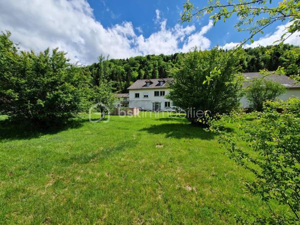 APPARTEMENT SOUS OFFRE

Très bel appartement rénové par des artisans locaux, situé dans un environnement calme et verdoyant tout en restant proche des commodités puisque à moins de 5 minutes de Clairvaux-les-lacs.

L'habitation principale bénéficie de beaux volumes avec un grand espace de vie lumineux d'environ 90 m2, de 4 chambres, salle de bains, toilette indépendant avec la possibilité de créer un appartement indépendant d'environ 60 m2

SES VERITABLES POINTS FORTS SONT :

✔️ Accès de l'appartement en plain-pied

✔️ La présence d'un appartement indépendant à aménager (surface environ 60 m2), parfait pour générer un revenu locatif, envisager un projet mixte habitation/investissement.

✔️ Potentiel locatif à l'année aux alentours de 500 € par mois ou location meublée saisonnière (SECTEUR TRES TOURISTIQUE)

✔️ Environnement calme avec accès direct aux chemins de randonnée et au lac de Clairvaux-les-lacs 

✔️ Terrain plat agréable et facile d'entretien de 1655 m2 

✔️ Possibilité de faire acquisition de deux garages fermés (A discuter selon vos attentes)

Une opportunité rare dans ce secteur très prisé.

📞 A découvrir sans tarder avec Stéphane votre conseiller immobilier secteur HAUT-JURA